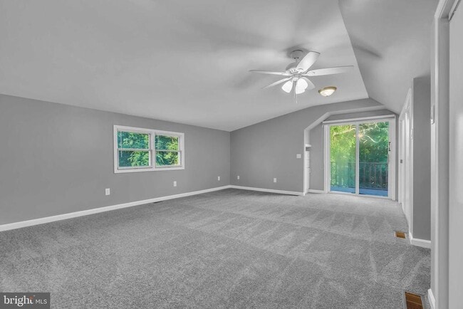 Building Photo - 165 Lakeview Dr N