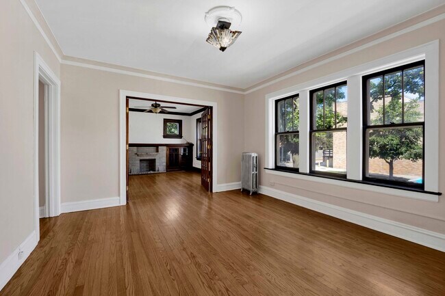 Building Photo - 2439 W Birchwood Ave