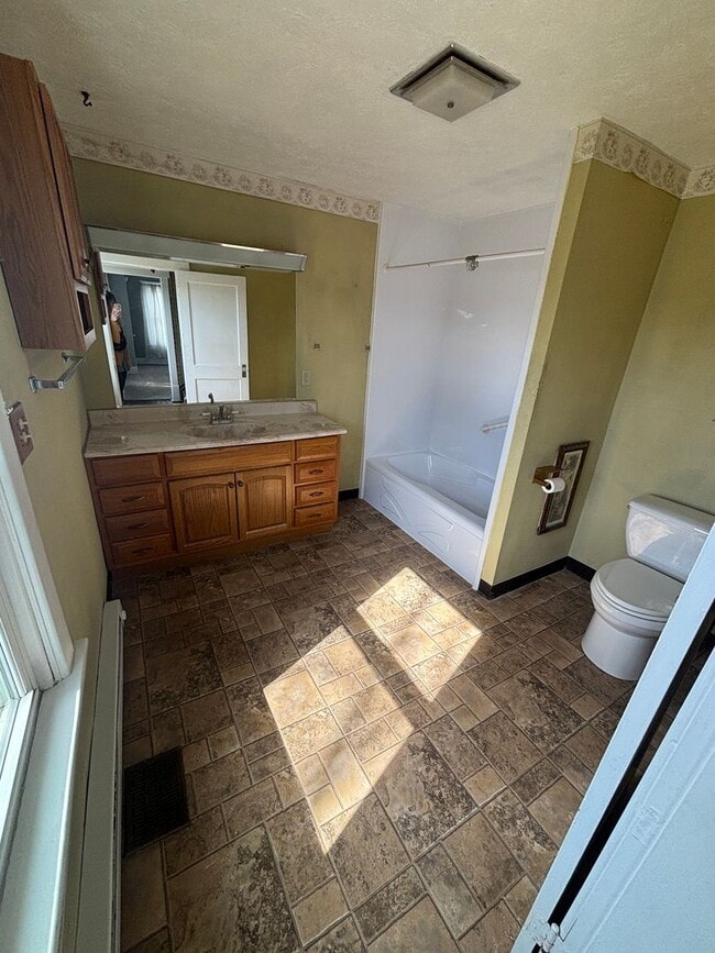 Building Photo - 4 Bedroom, 2 Bathroom House