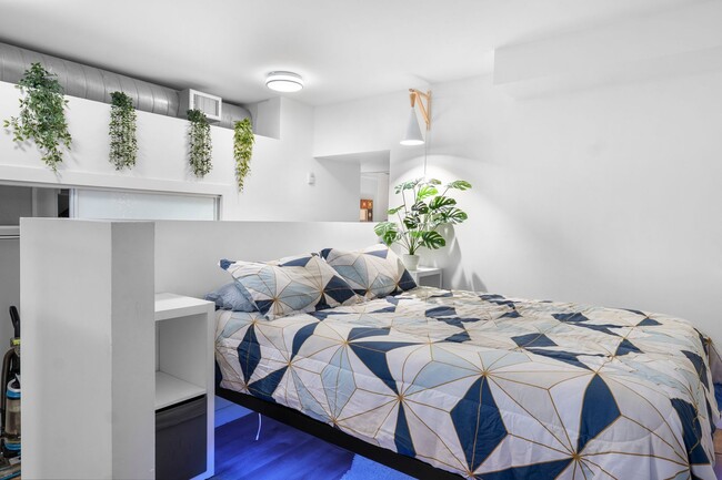 Building Photo - April Move-in Special $500 off Rent - Downtown Cortez Hill Junior Studio | Pool, Parking & Modern...