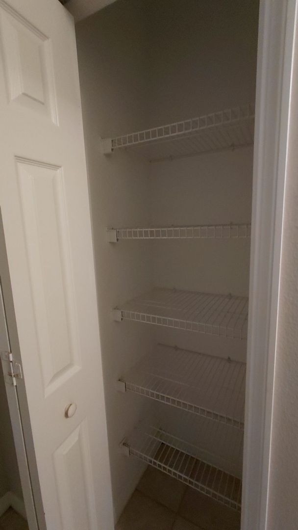 Building Photo - 3 Bedroom, 2 Bath Condo in Lakeside at Lak...