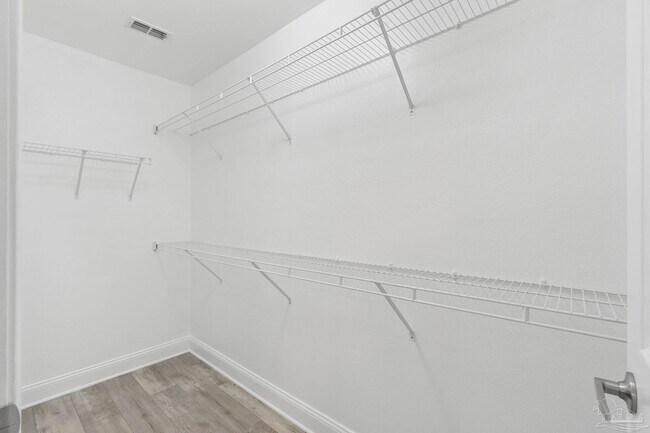 Building Photo - 707 Majestic Dr