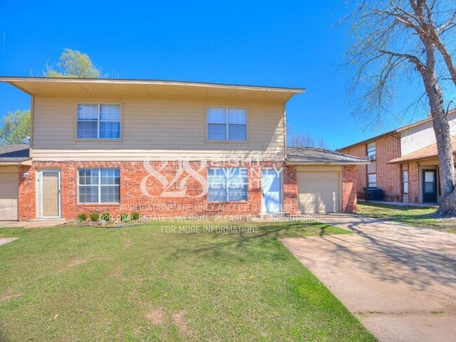 Building Photo - Spacious 2 Bed/2 Bath Townhome Duplex Available NOW in Moore, OK!