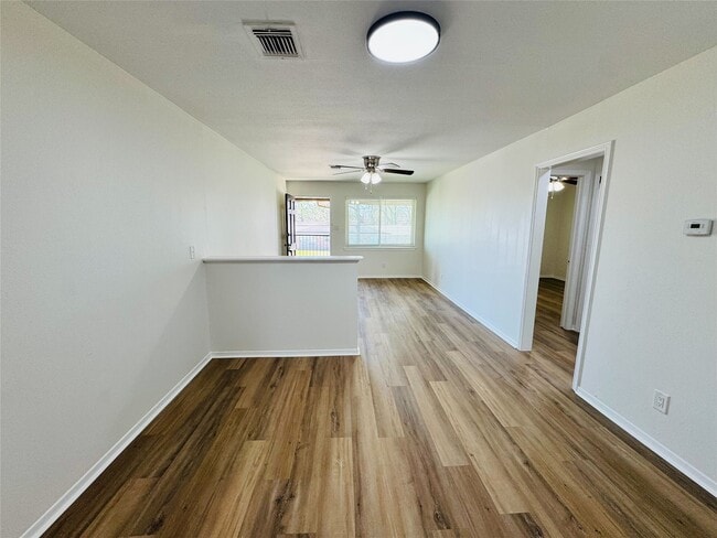 Building Photo - 340 N Houston