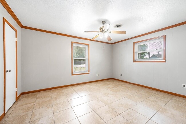 Building Photo - 5813 Russell Ln