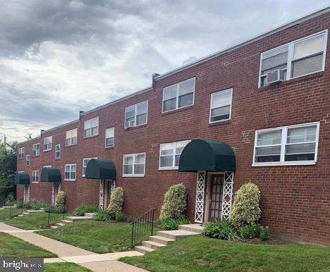 Building Photo - 901 E Pleasant Ave