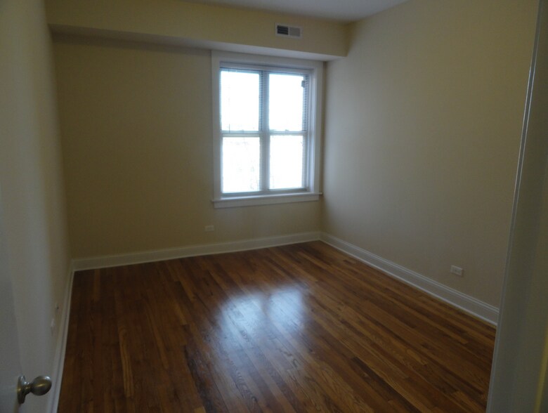 Building Photo - 4846 N Drake Ave