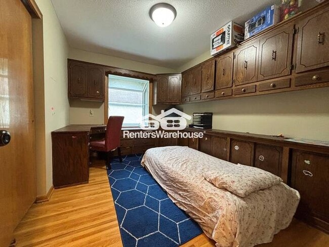 Building Photo - Available now is a bold vibrant 3 bed 2 ba...
