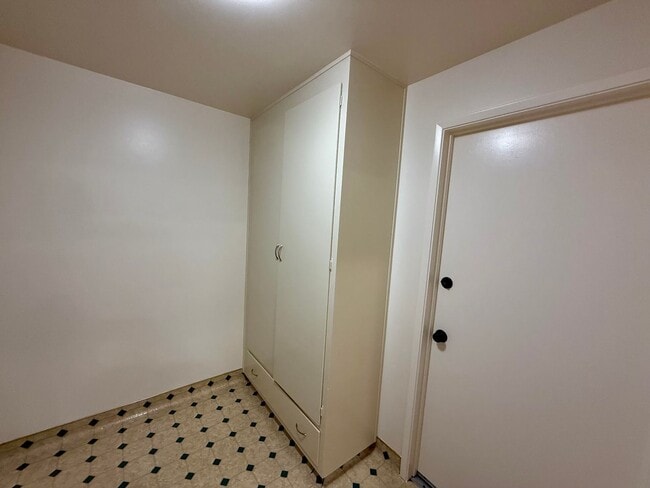 Building Photo - Conveniently located single story home!