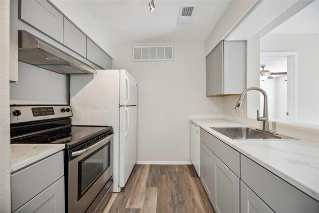 Building Photo - 15534 Zabolio Dr