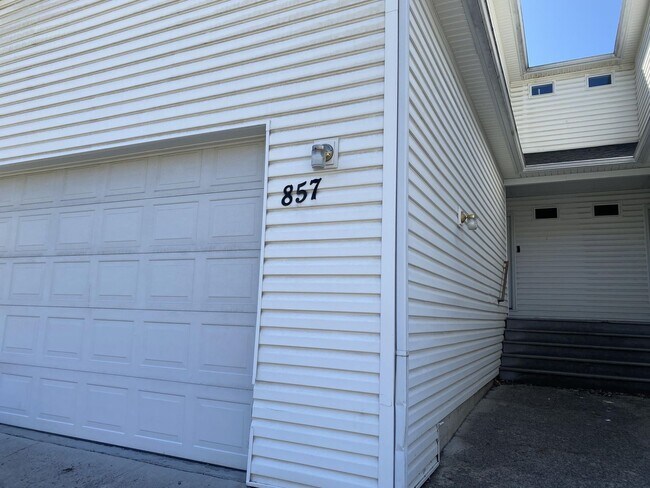 Building Photo - 857 N Garfield St