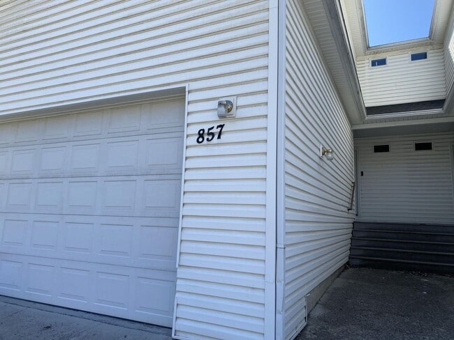 Building Photo - Garfield St Duplex