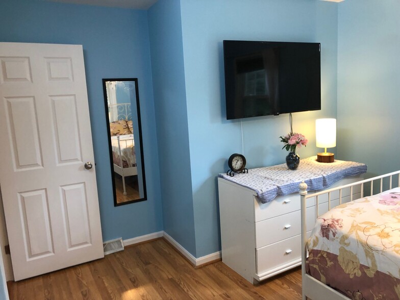 2nd Bedroom - pic2 - 15 Sherwood Cir