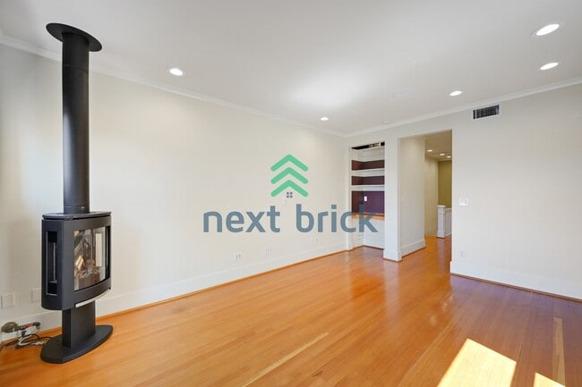 Building Photo - Rare Find-Heritage Historic Lake View Luxury Condo opportunity!