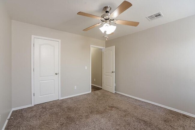 Building Photo - 2110 Bradford Ln