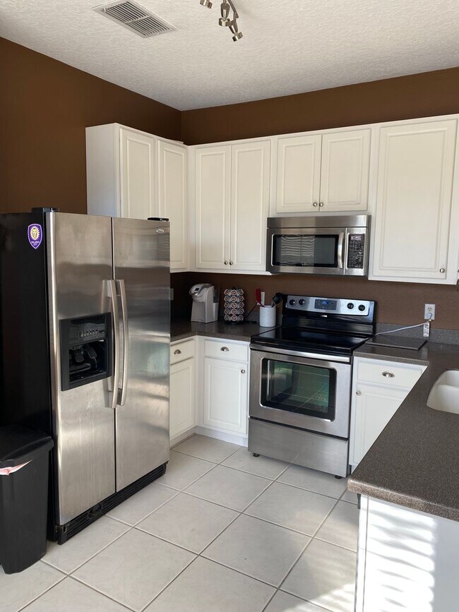 Building Photo - Fully Furnished Town House 3 Bedroom/2.5 B...