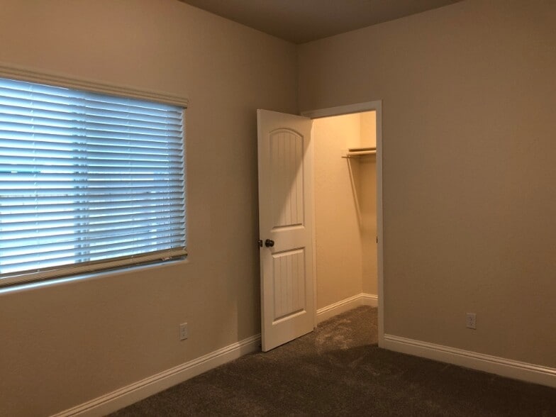 Building Photo - 2047 W Sunnyview Ave