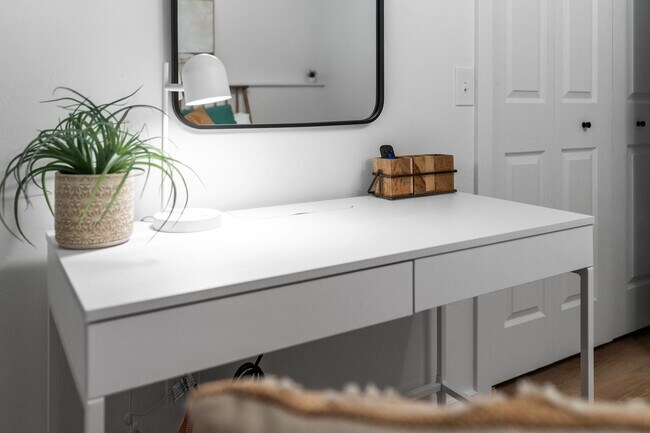 Building Photo - Stylish & Turnkey Furnished 2-BR Daylight Basement Apartment – Utilities + Wi-Fi Included