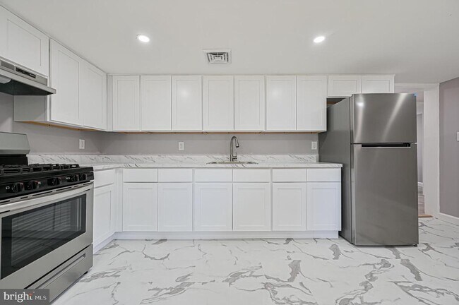 Building Photo - 2722 Sunset Ave