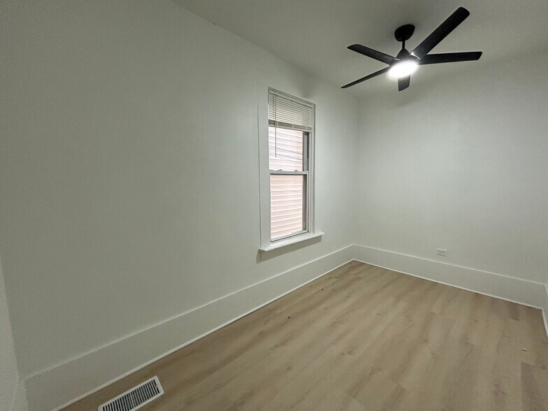 Building Photo - 2301 N Leavitt St