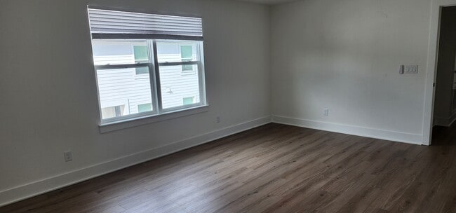 Building Photo - 2027 Peel Ave