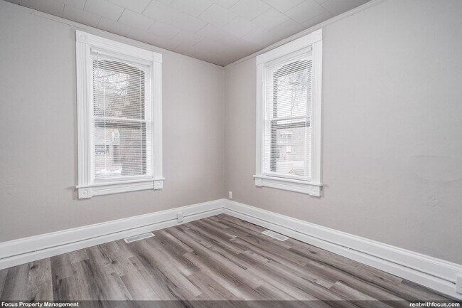 Building Photo - 213 Manitowoc St