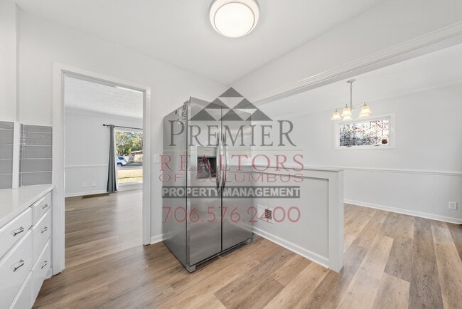 Building Photo - 386 Victoria Dr