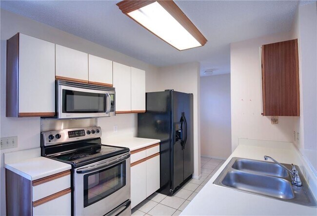 Building Photo - 1015 E Yager Ln