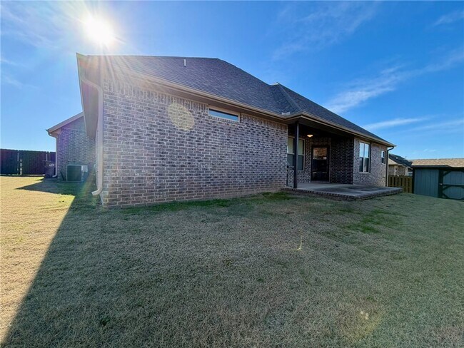 Building Photo - 1309 W Gum St