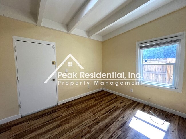 Building Photo - Charming 2bd/1ba Duplex- 5 Minutes From UC...