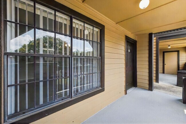 Building Photo - 380 Lakepointe Dr