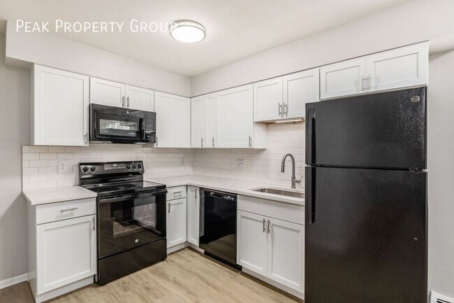 Building Photo - 639 Riverview Dr