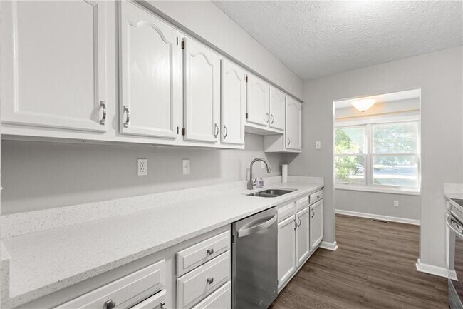 Building Photo - 250 Meadowview Dr