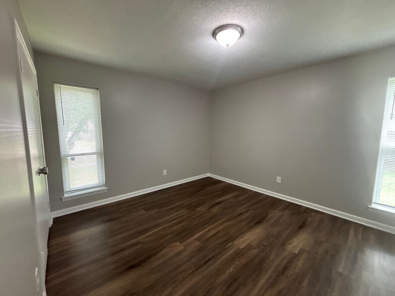 Building Photo - 5095 Corkwood Dr