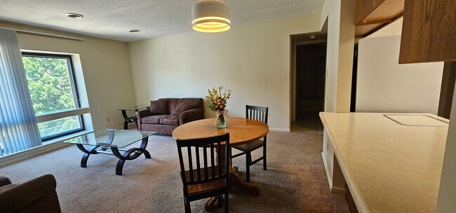 Building Photo - Fairmount East II - 2 Bedroom 2 Bath Middl...