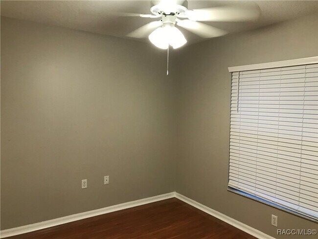 Building Photo - 2595 N Brentwood Cir