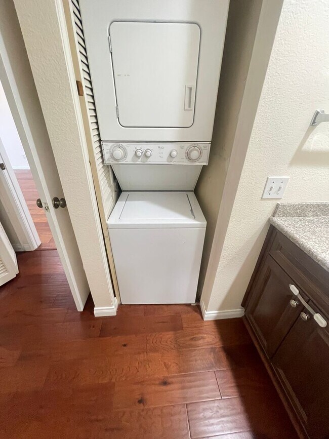 Building Photo - Super cute 1 bdrm in the heart of UTC