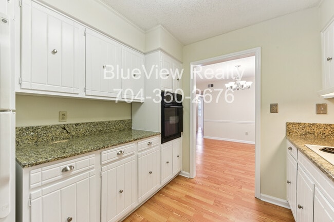 Building Photo - 4735 Hedgemore Dr