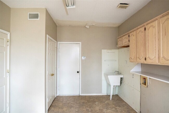 Building Photo - 5609 Exeter Dr