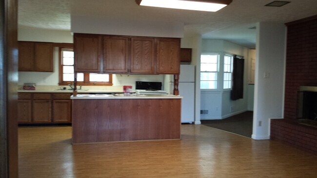 Building Photo - 5 Bedrooms, 2 Bath  House with Attached Garage