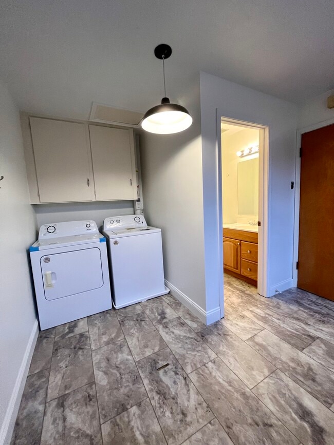 Building Photo - 2919 Rimview Dr