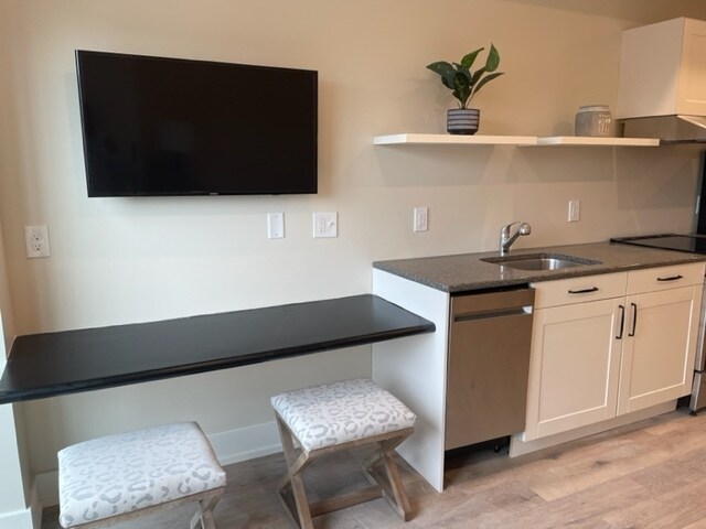 Building Photo - Beautiful Studio and One Bedrooms West Grand Neighborhood