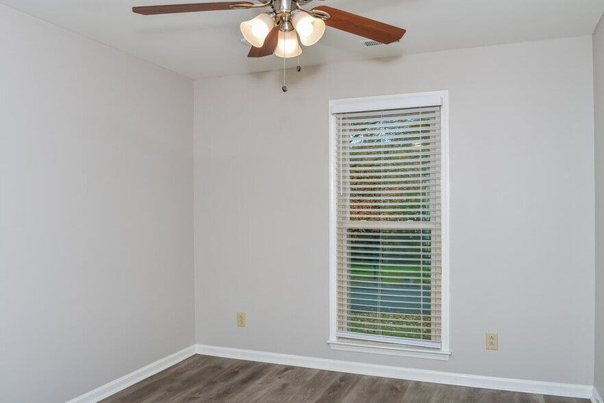 Building Photo - 707 Trailing Rock Dr