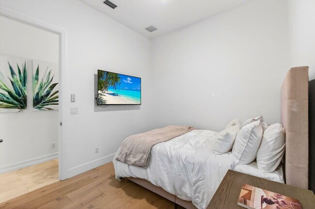 Building Photo - 17662 Cadena Dr