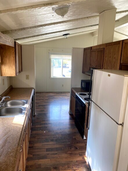 Kitchen - 4270 E Valley Center Rd