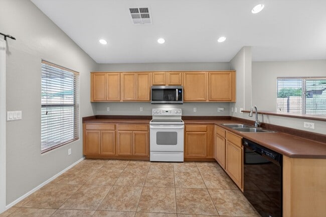 Building Photo - Spacious Gilbert Corner Lot Rental with 4 Bedrooms, Vaulted Ceilings & Private Backyard Retreat