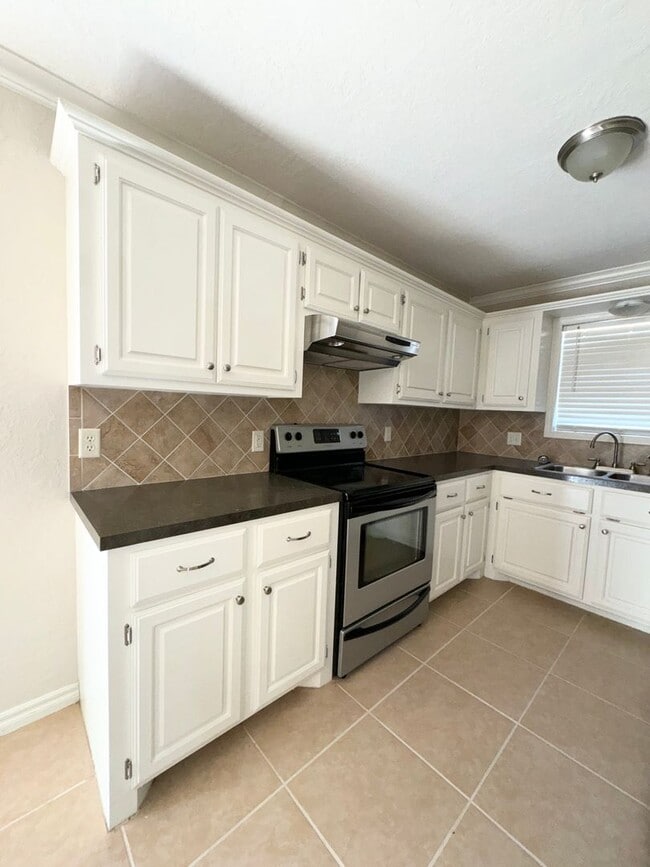 Building Photo - 4810 NW Hoover- AVAILABLE NOW!