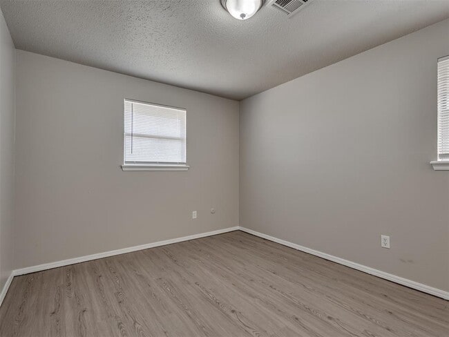 Building Photo - 1525 McGregor Dr