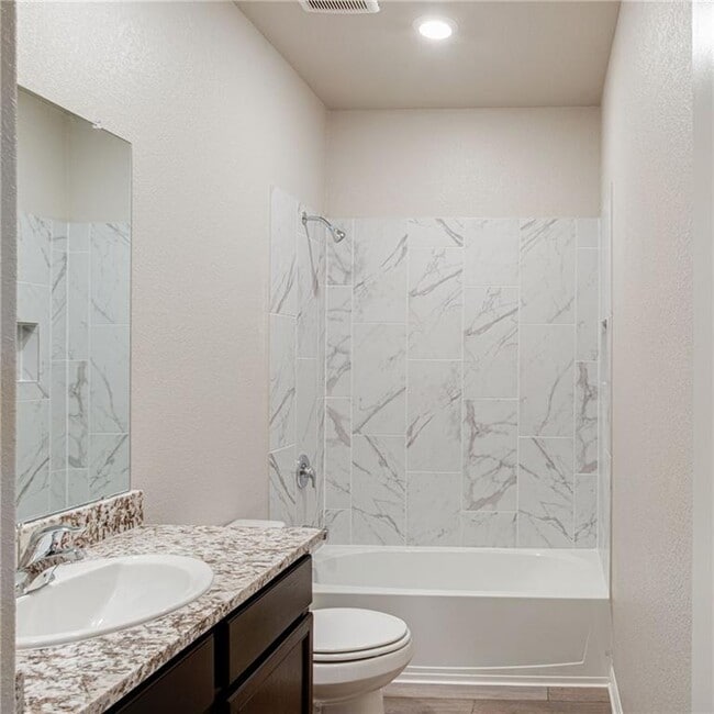 Building Photo - 520 Republic Dr