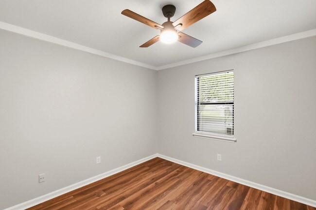 Building Photo - Renovated Ranch on a Quiet Cul-de-Sac with Vaulted Ceilings & Private Backyard